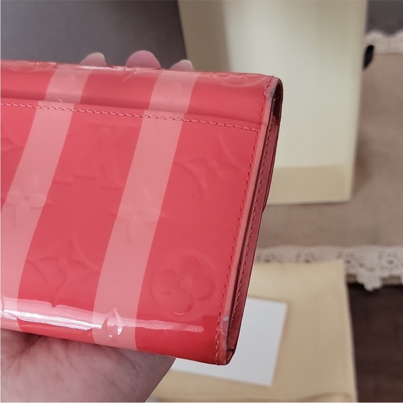 Limited Edition & Authentic Louis Vuitton Reyeur Poppy Petal patent wallet - Picture 7 of 11
